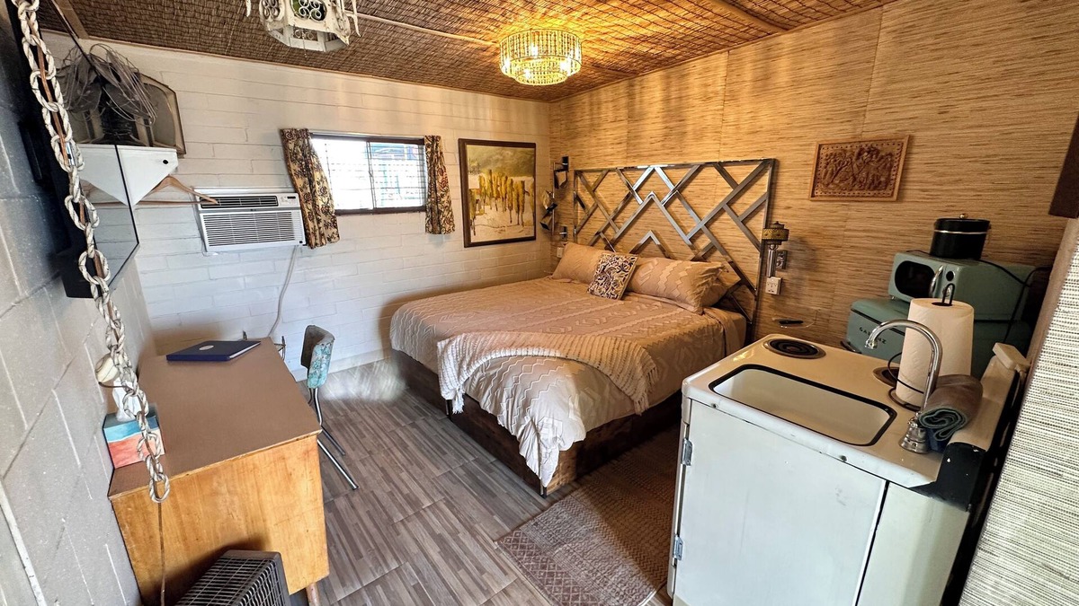 Tucson Hotel | Historic Motel Room in Tucson with WiFi, AC "Tropicana"