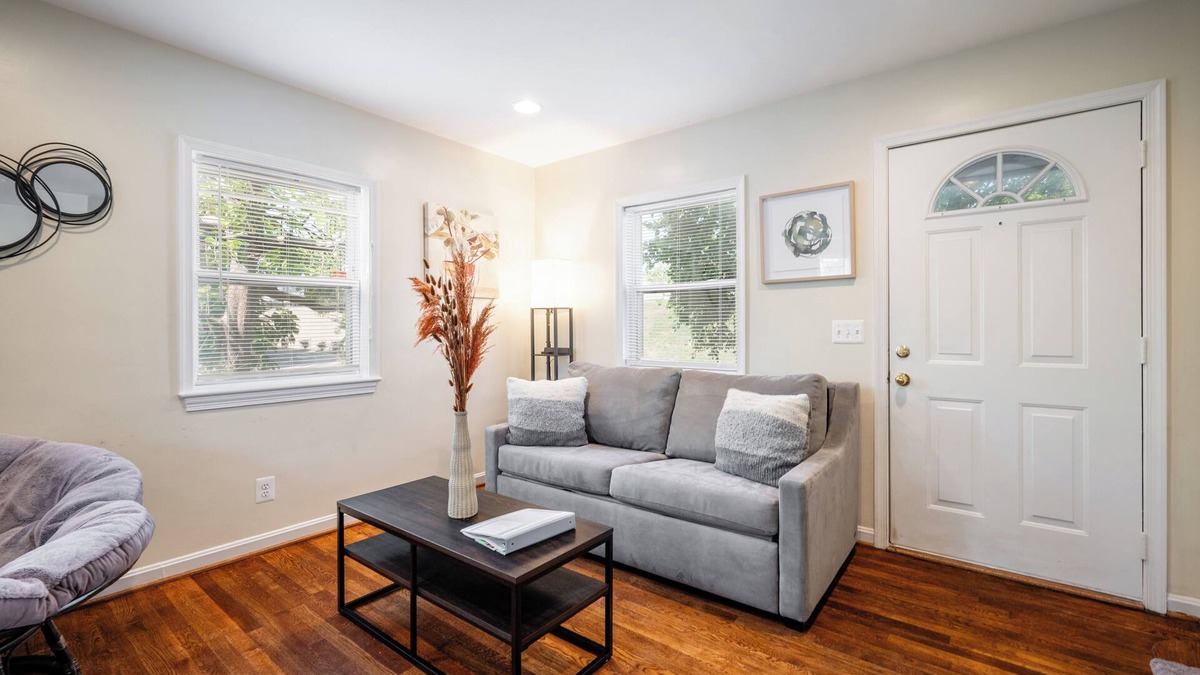 Old Town West House | Historic Old Town+Metro Alexandria Townhome Walk Score 95 King Bed Pet Friendly