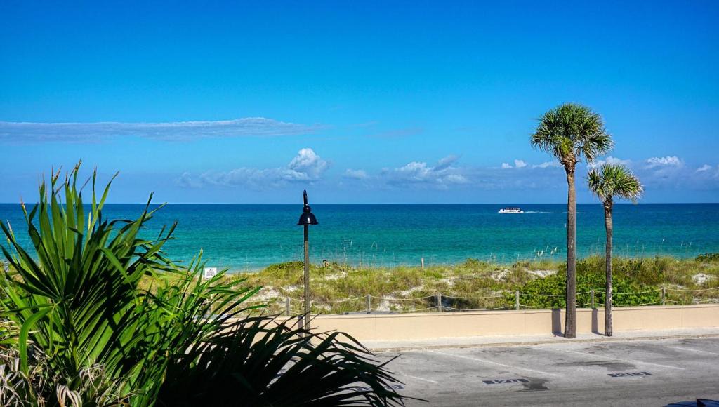 Pass-a-Grille Historic District House | Historic Pass-A-Grille Beach Club Gulf Way Pool