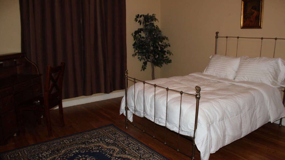 Uptown Apartment | HISTORIC-REUNIONS,WEDDINGS,CORP-only 3 miles 2 DT, 4 Bedrooms 2 baths, sleeps 14
