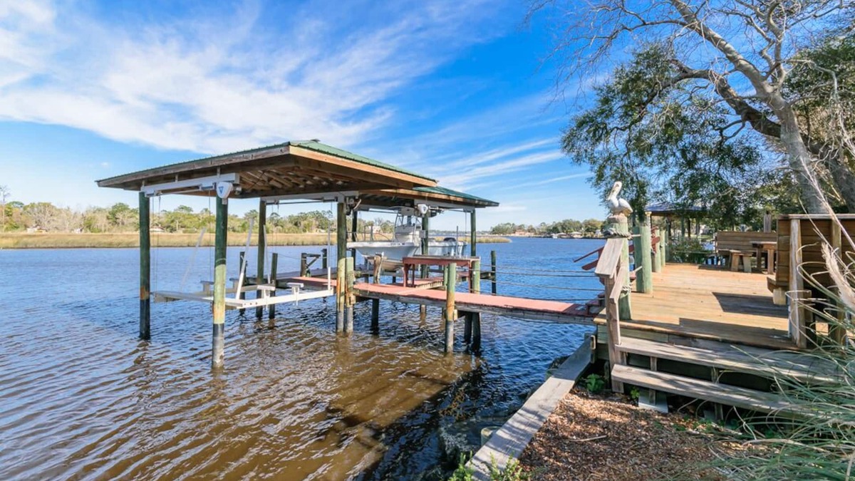 Lake Forest Cottage | Historic Riverfront Hideaway