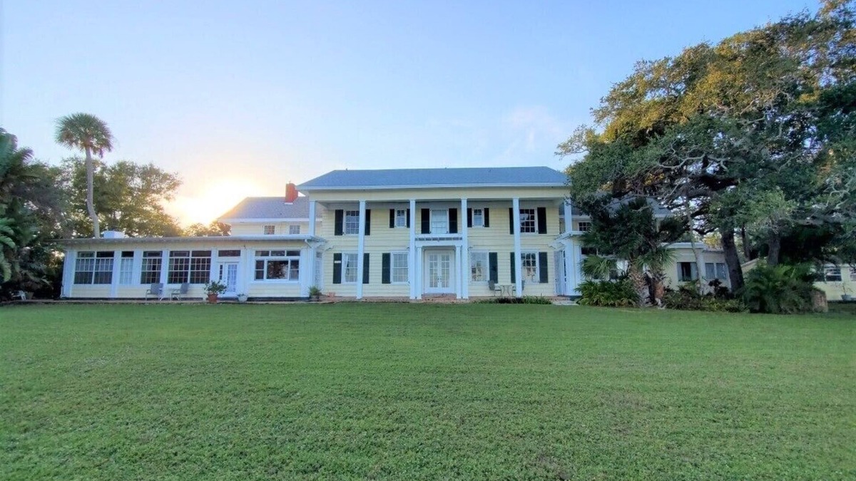 Sunny Point House | Historic Riverfront Mansion - 11 Bedroom 10Bath - The Ballard Estate