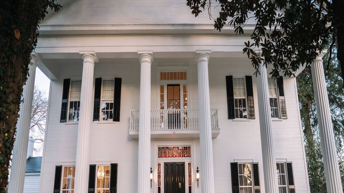 Trenton House | Historic Southern Manor | Masters Rental