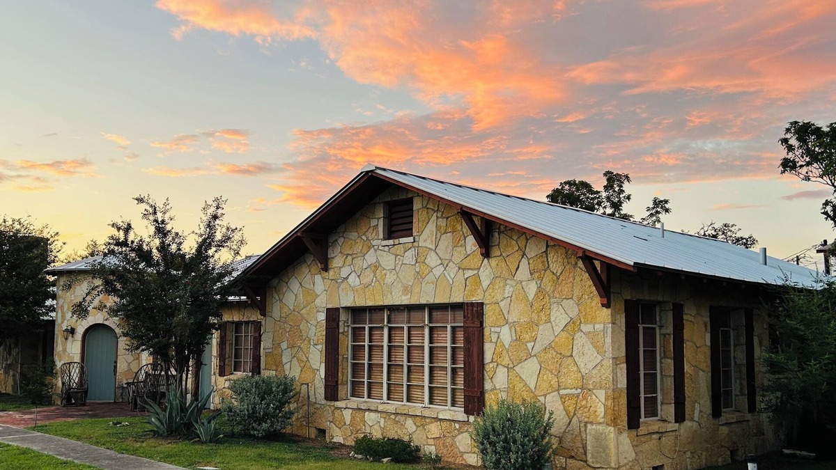 Bandera Cabin | HISTORIC STONE RIVER CABIN! Why stay in a tiny home? 5 min from Bandera!