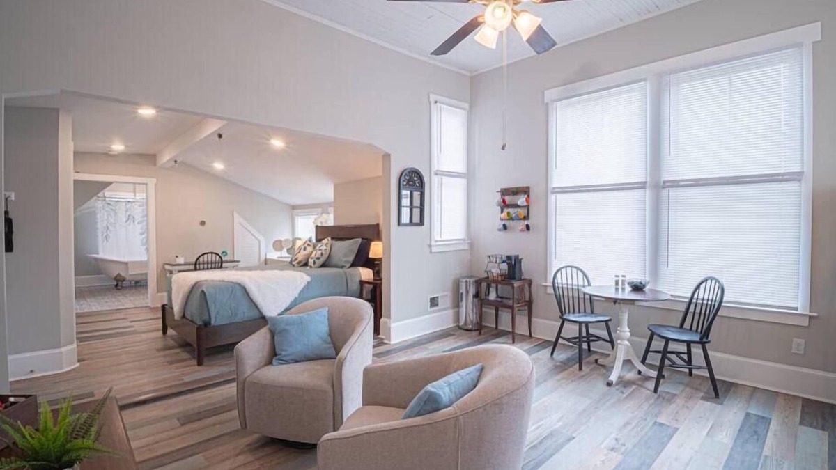Marietta Apartment | Historic Studio Apartment by Marietta Square!