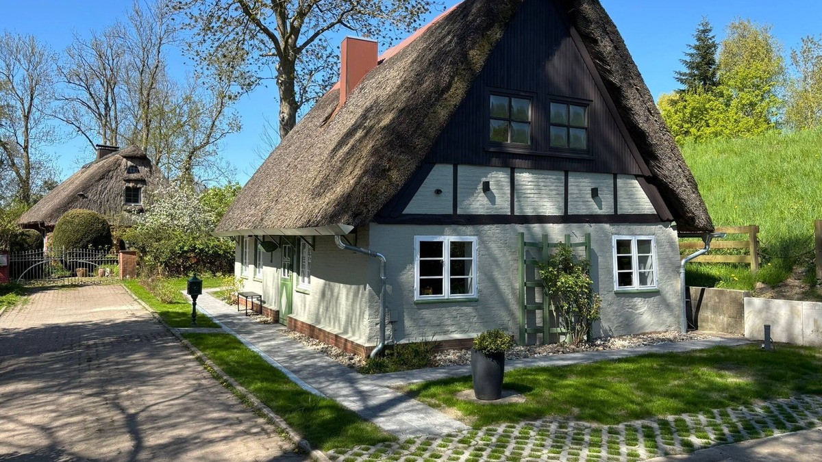 Drochtersen House | Historic thatched cottage on the Elbe dyke