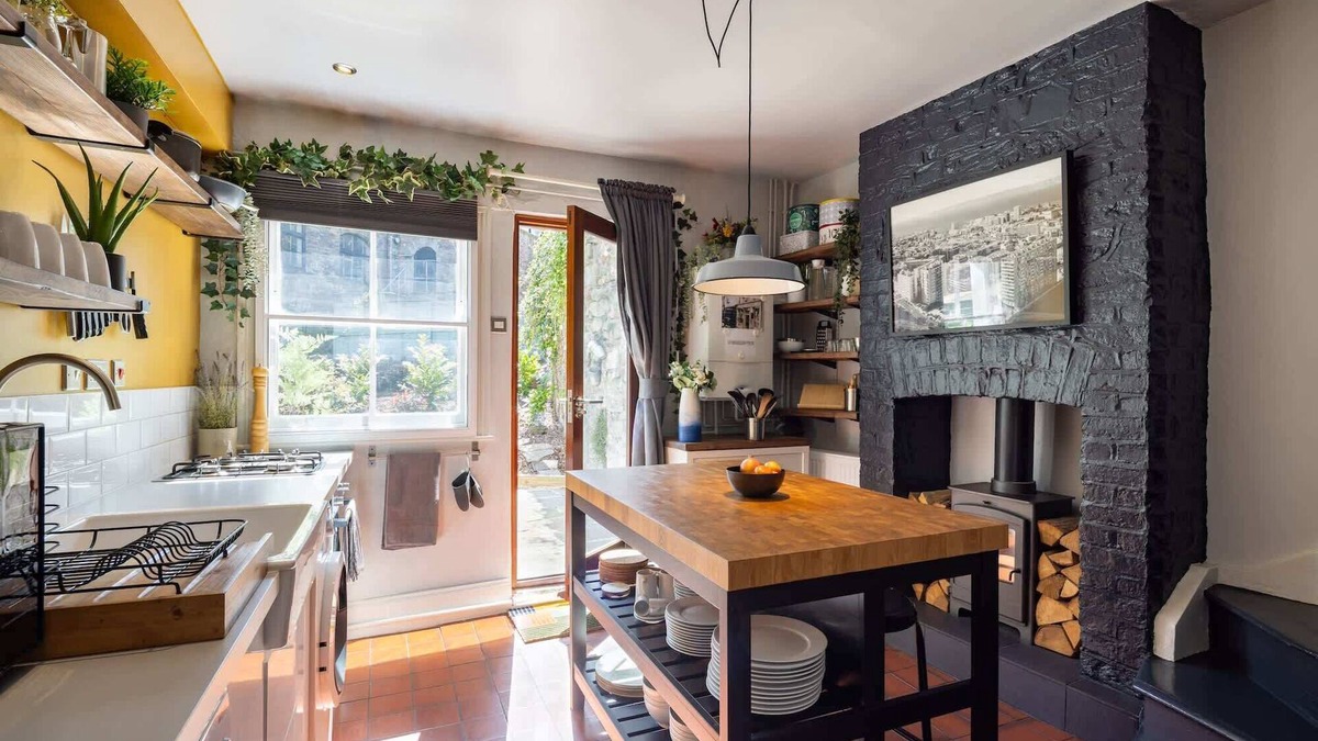 Bristol Floating Harbour House | Historic Townhouse & Garden on Christmas Steps