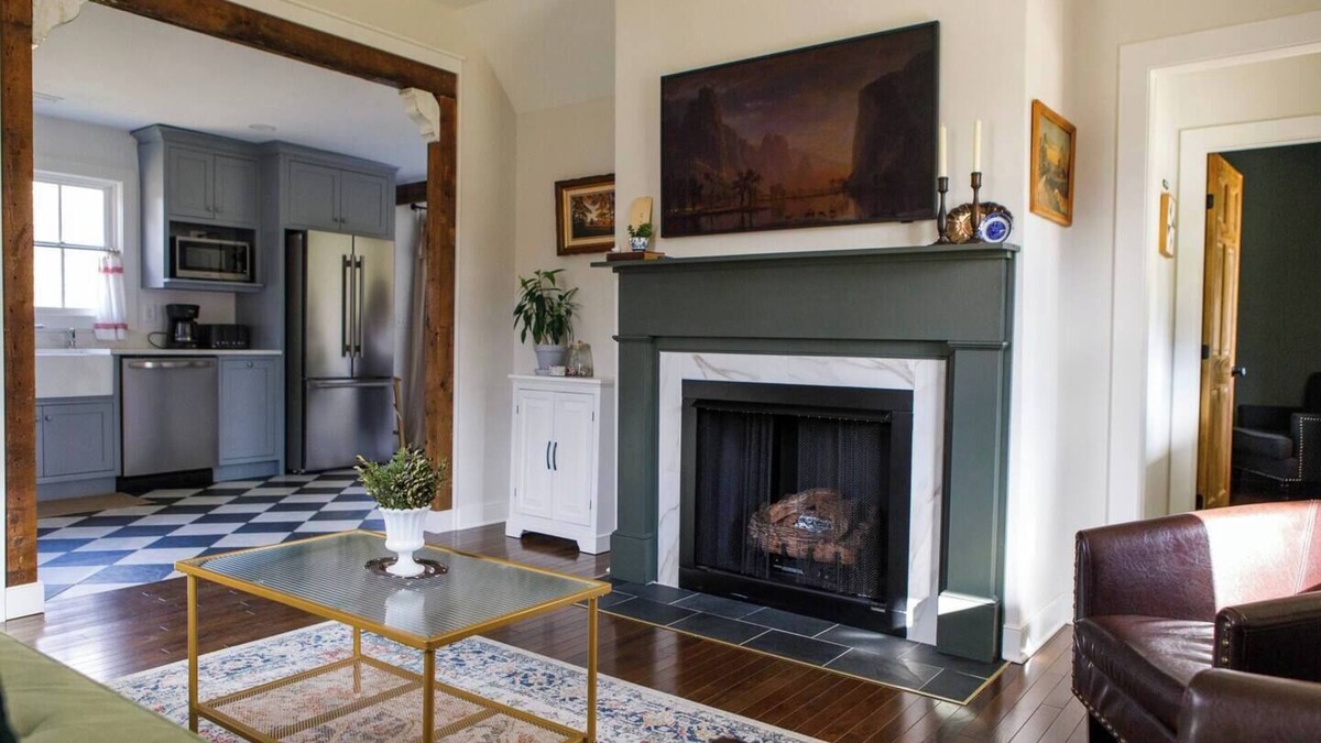 Goode House | Historic Train House: Sauna, Spa shower, gas fireplace, disc golf