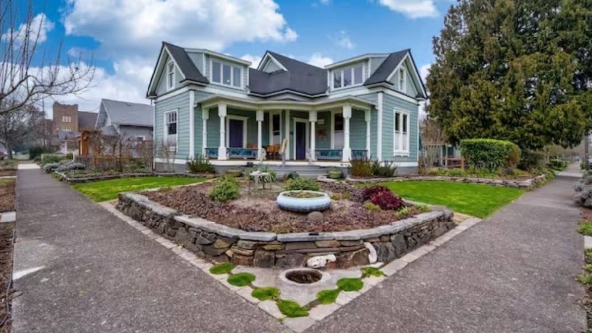 Springfield House | Historic Victorian 4 BR, 4.5 Bath home, w/optional add'l 1 BR, 1 Bath unit.