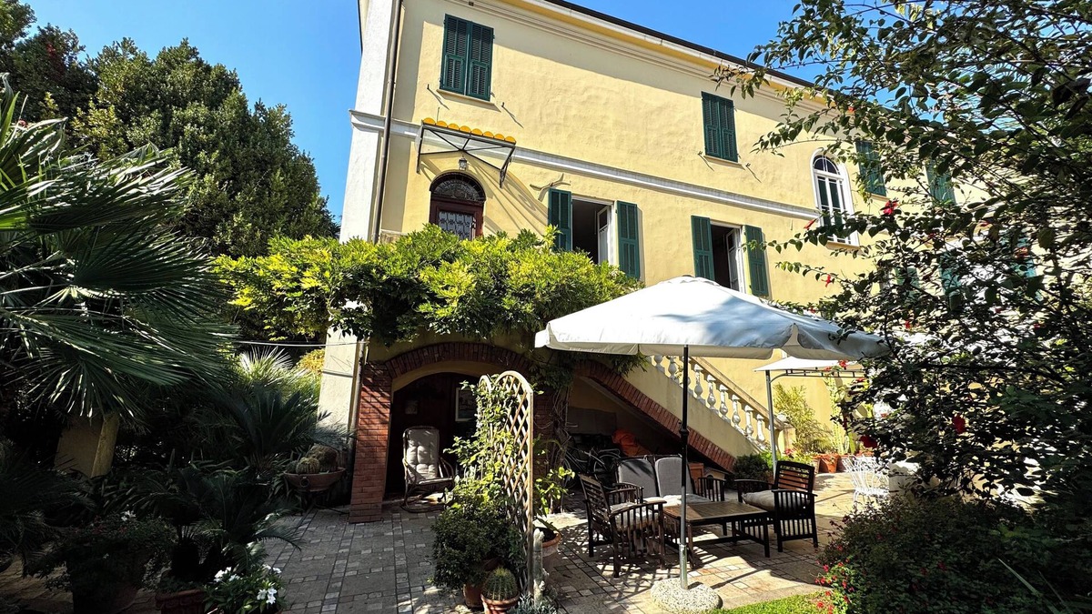 Vallecrosia Apartment | Historic Villa I Garden | Sea 5 min | 6 guests I Private parking