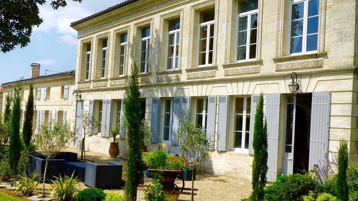 Bourg-sur-Gironde House | Historic villa with pool set in beautiful south-facing grounds