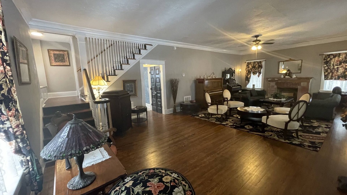 Walnut Street House | Historic Walnut Street Huge Home 8 bedrooms 4 bath