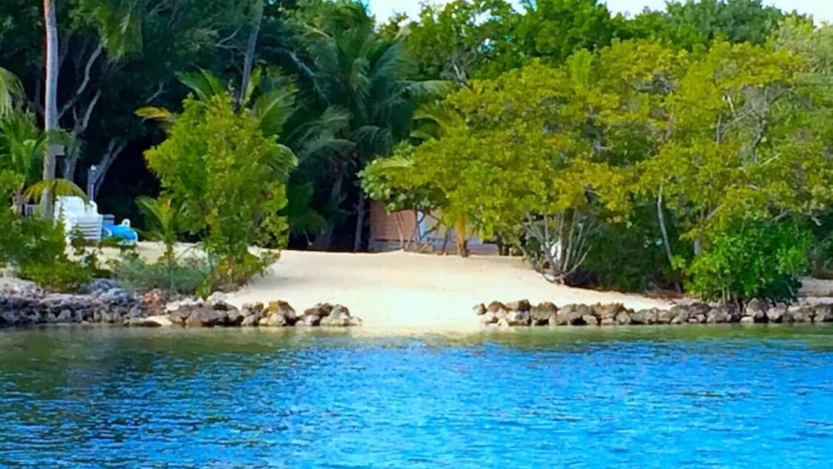 Anglers Park House | Historic Waterfront Home - 2 ac - Dock, Garden -Beach in Key Largo sleeps 16