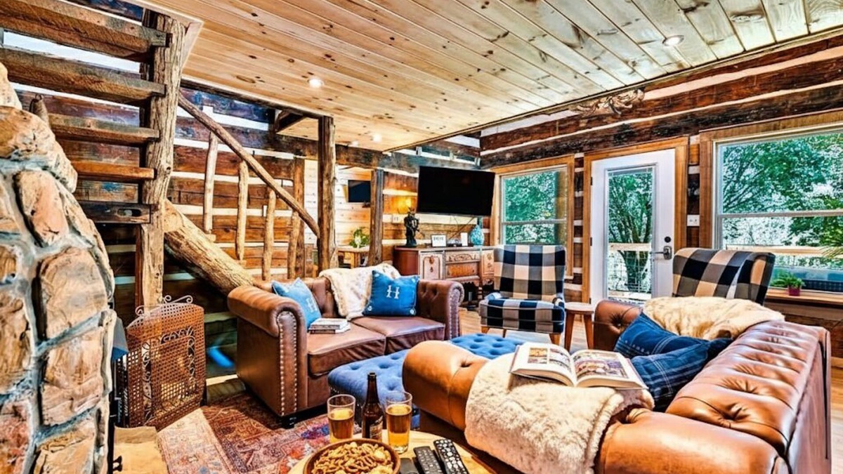 Cosby Cabin | Historic Waterfront Lodge w/🎣 on 2 acres 🚙 Lots of parking |🔥pit | 🏞Hike Onsite