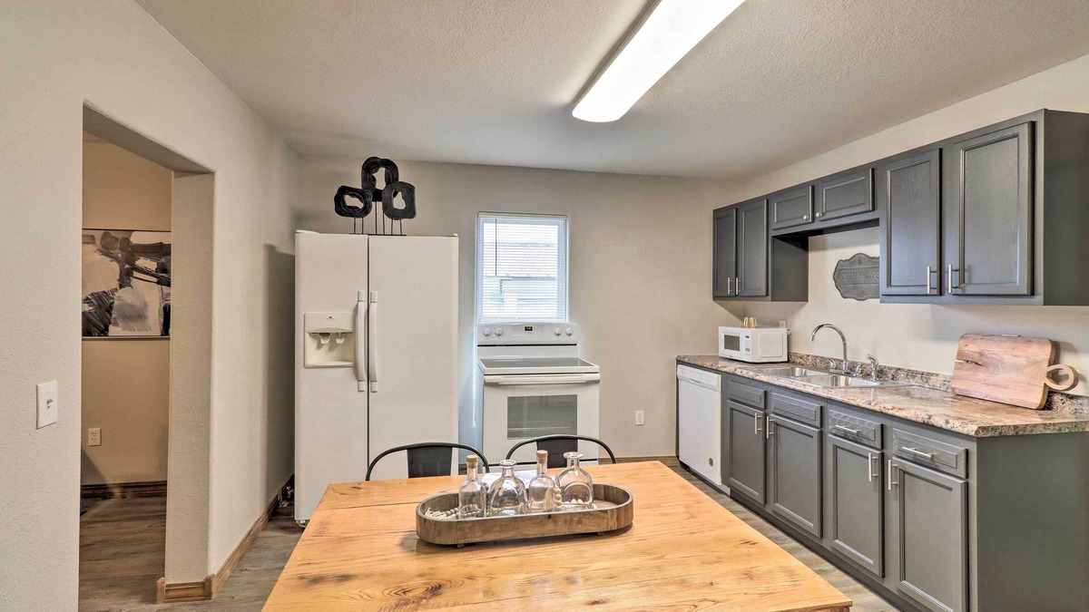 West Plains House | Historic West Plains Home: Walk to MSU + Dtwn
