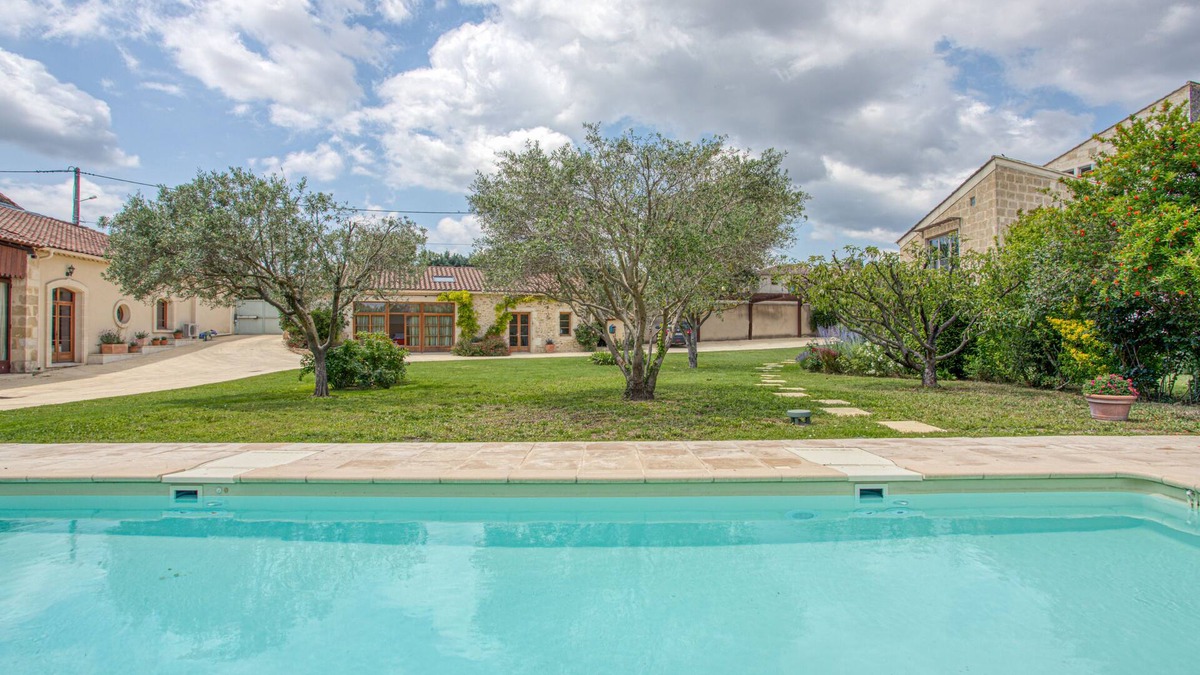 Meynes House | Historic wine property in Provence