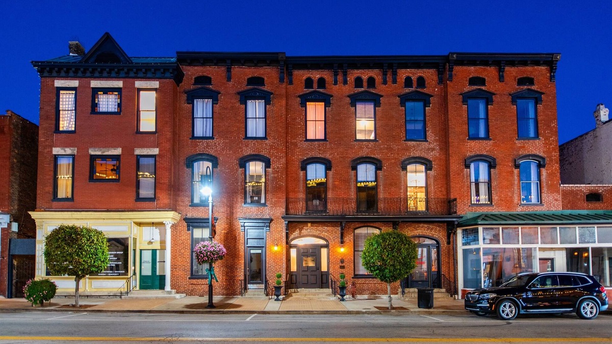 Versailles Hotel | Historic Woodford Buffalo Trace Distil - Sleeps 24