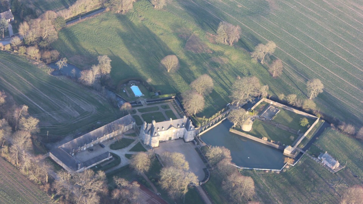 Fontenay-sur-Mer House | HIstoric XVII century castle in Normandy next to the sea
