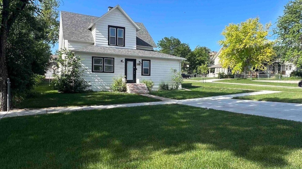 Rapid City House | Historical Downtown Cottage with Hot Tub