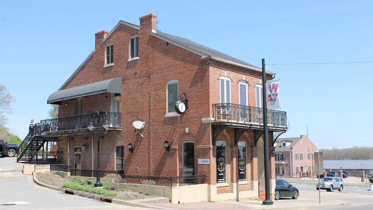 Cape Girardeau Apartment | Historical 'Kage House' Short Term Rental located in "Old Town Cape"
