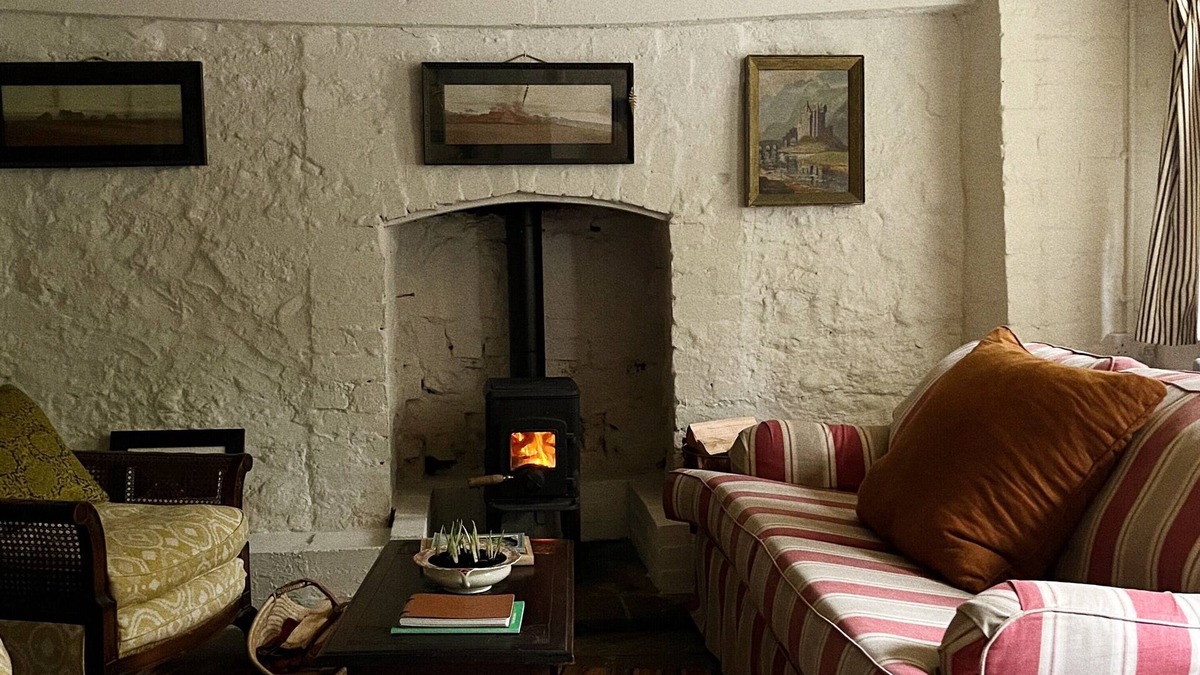Abergavenny Cottage | Historical Little Mill Cottage, Moments From Mountains and Market Town