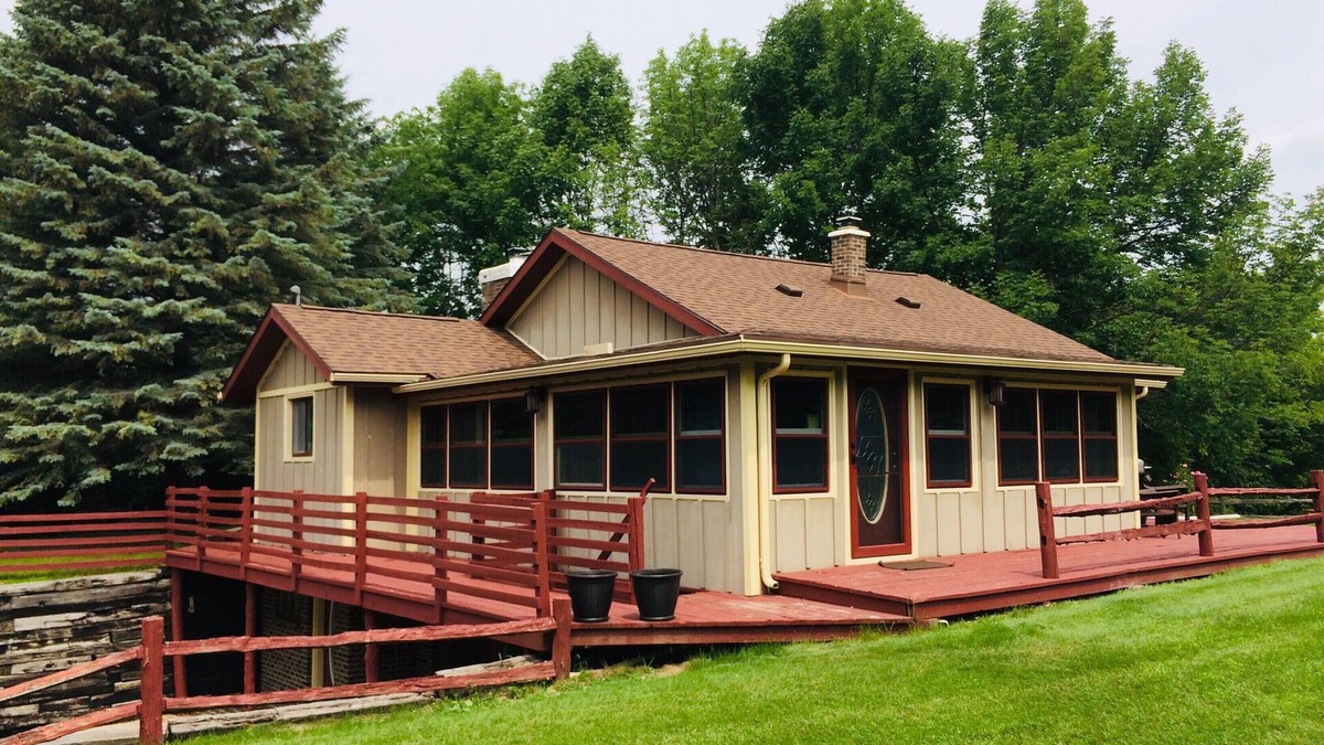 Elkhart Lake House | Historical Lodge in Elkhart Lake with Hot Tub