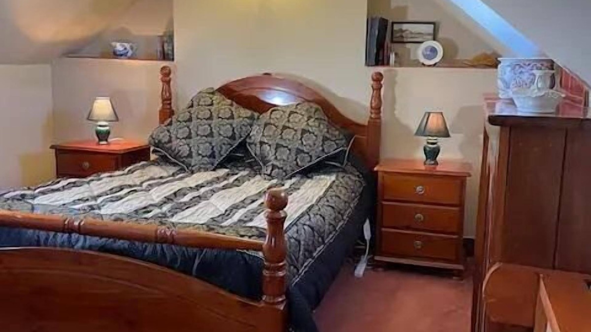 Sorell Hostel | Historical Loft Queen Bed Own Entrance & Bathroom