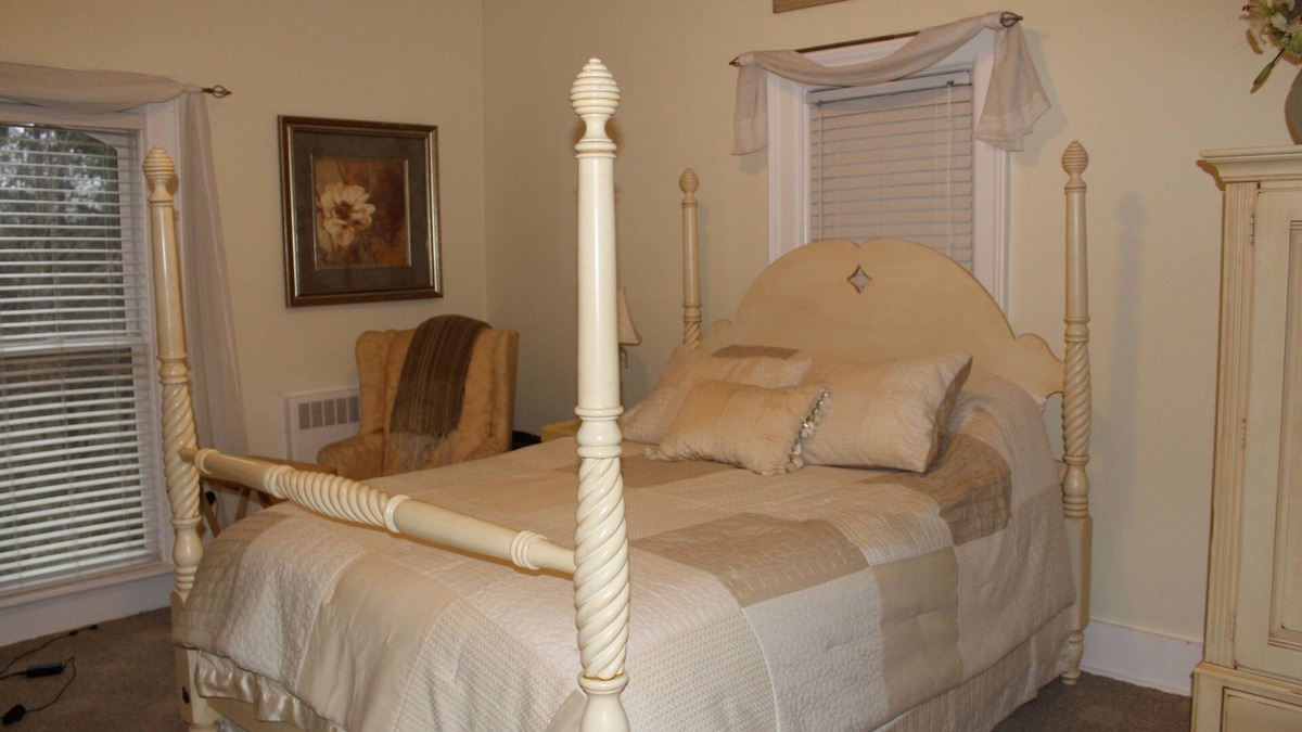 South Haven Bed & Breakfast | Historical Monroe Manor - Magnolia Room