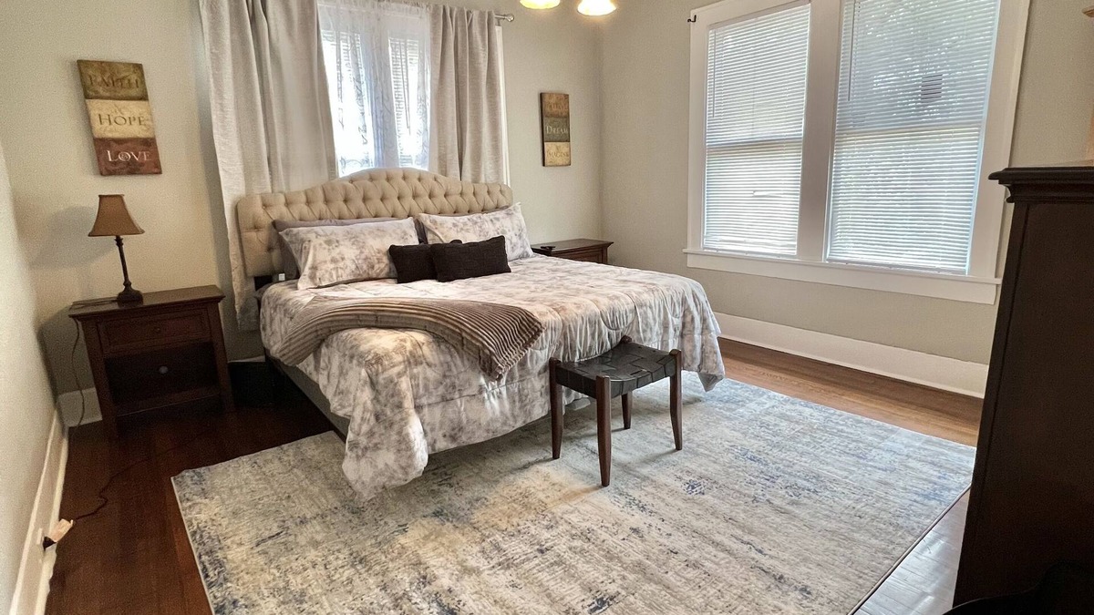 Caddo Heights-South Highlands Apartment | Historical Spacious 1-Bedroom Apartment