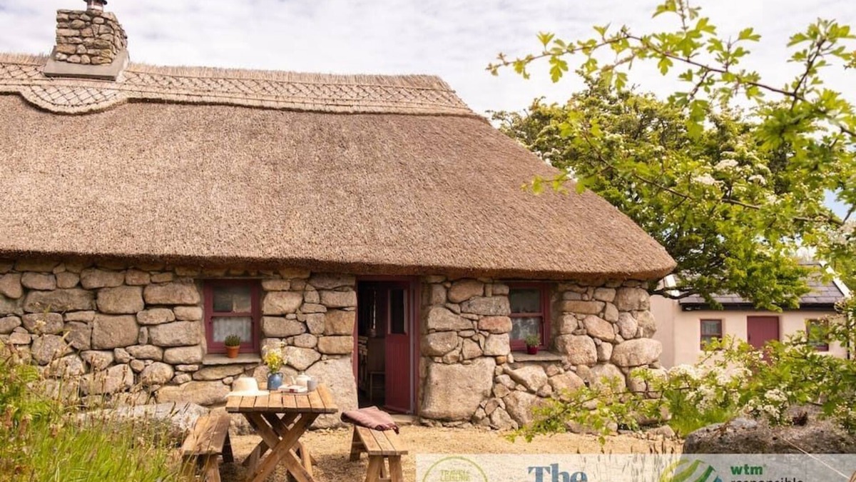Spiddal House | Historical Thatched Cottage @ Multi-Award-Winning Cnoc Suain