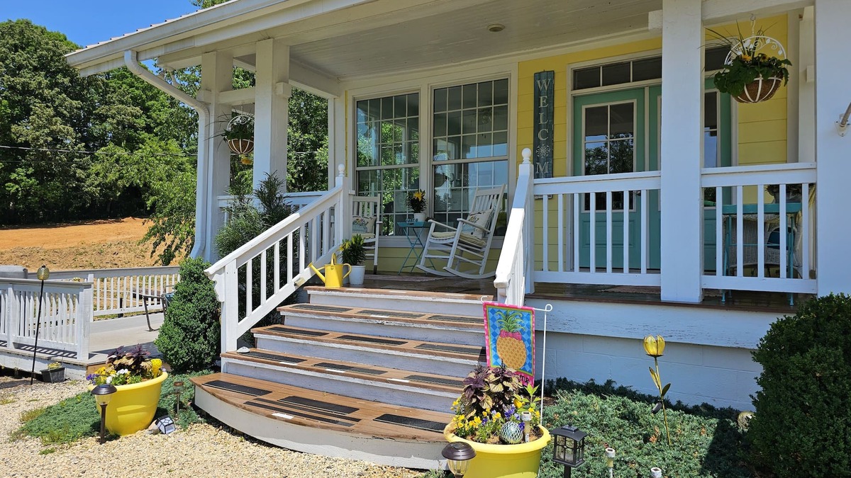 Rockford House | "Historical”Yellow Tea Cup Cottage,Farm setting,Spring H2O,WiFi, Knoxville area