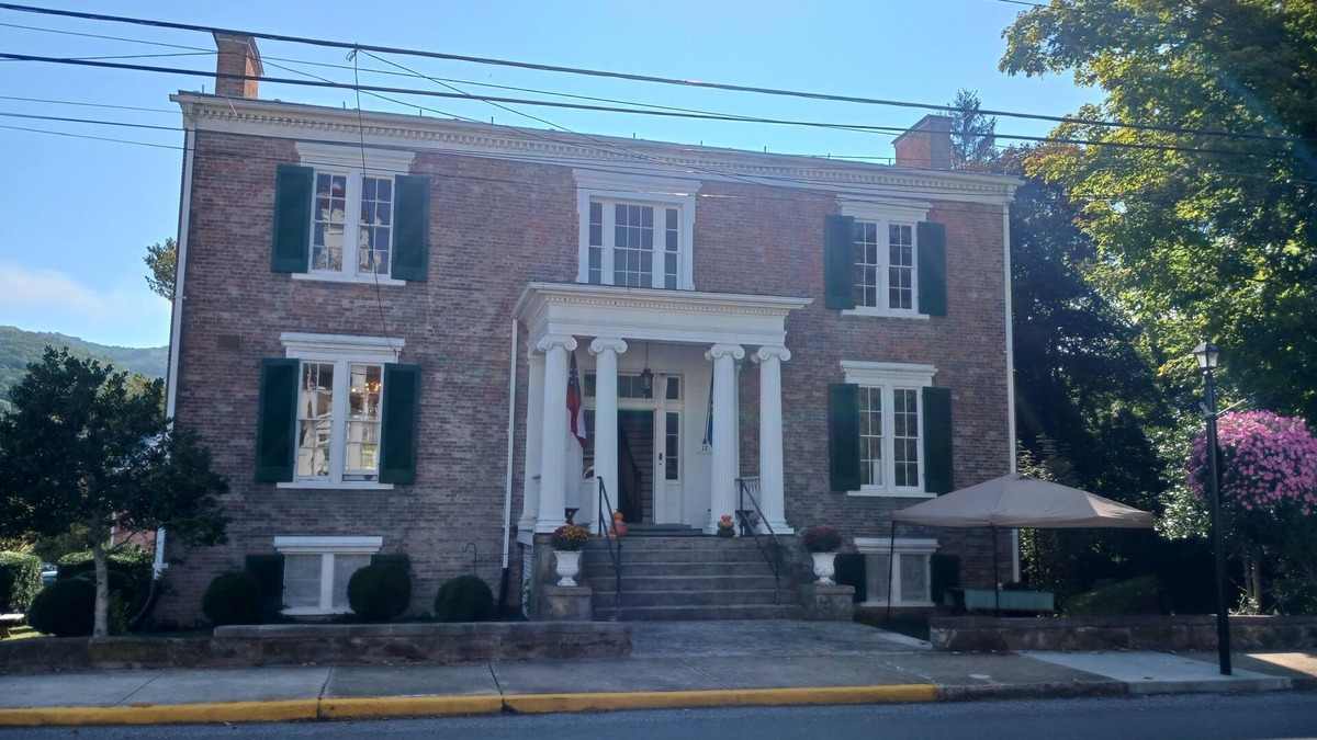 Franklin Bed & Breakfast | History Meets Simplicity – Thoughtfully Restored Suite with Just the Essentials.