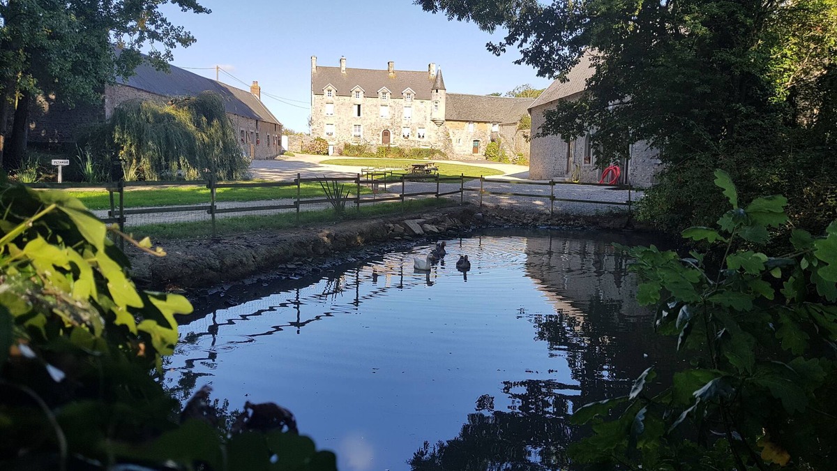 Saint-Nicolas-de-Pierrepont House | hite cottage in saint nicolas de pierrepont