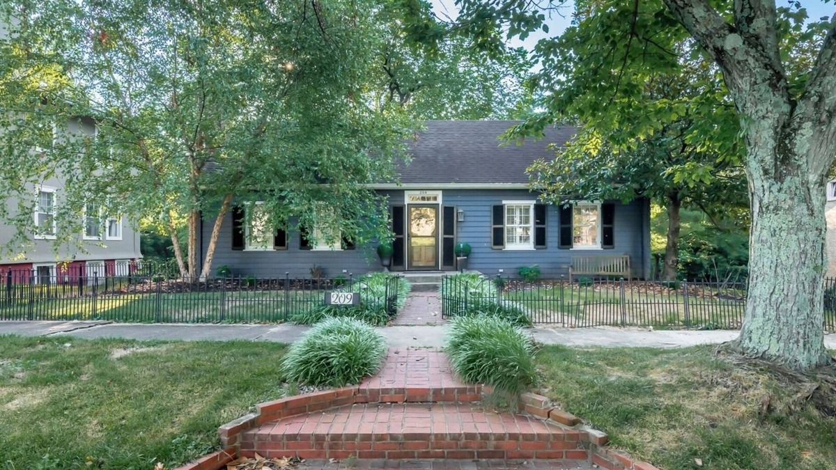 Shelbyville House | Hitching Post on the Bourbon Trl