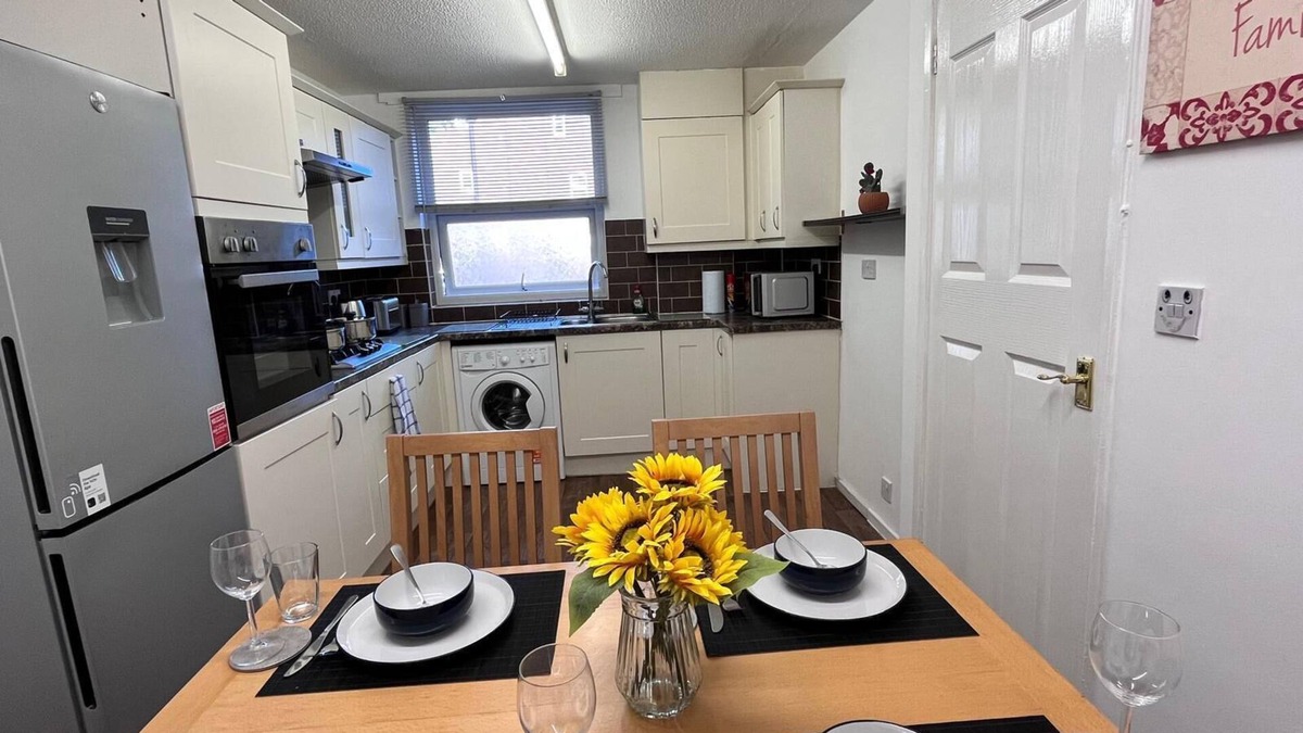 Thamesmead East House | Hive Stays Close to Abbeywood Free Parking Wifi