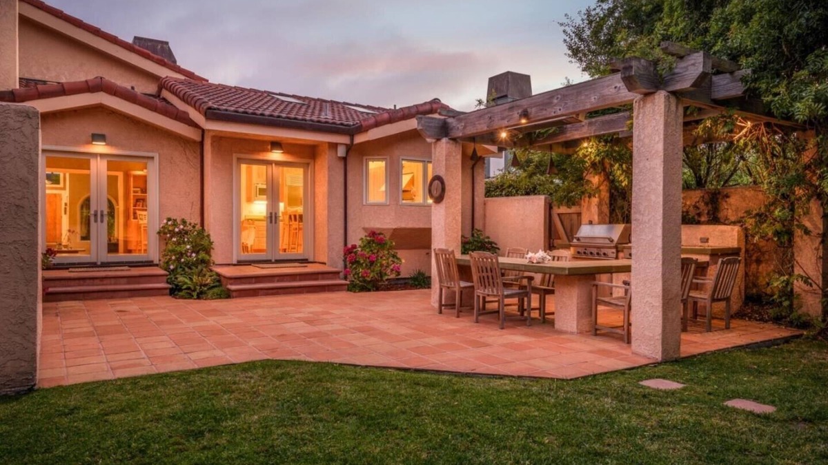 Half Moon Bay House | HMB Coastal retreat with Hot Tub and EV Charging!