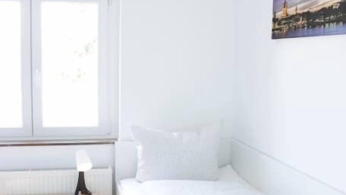 Wahnheide Apartment | HÖ01 large apartment with dryer and washing machine