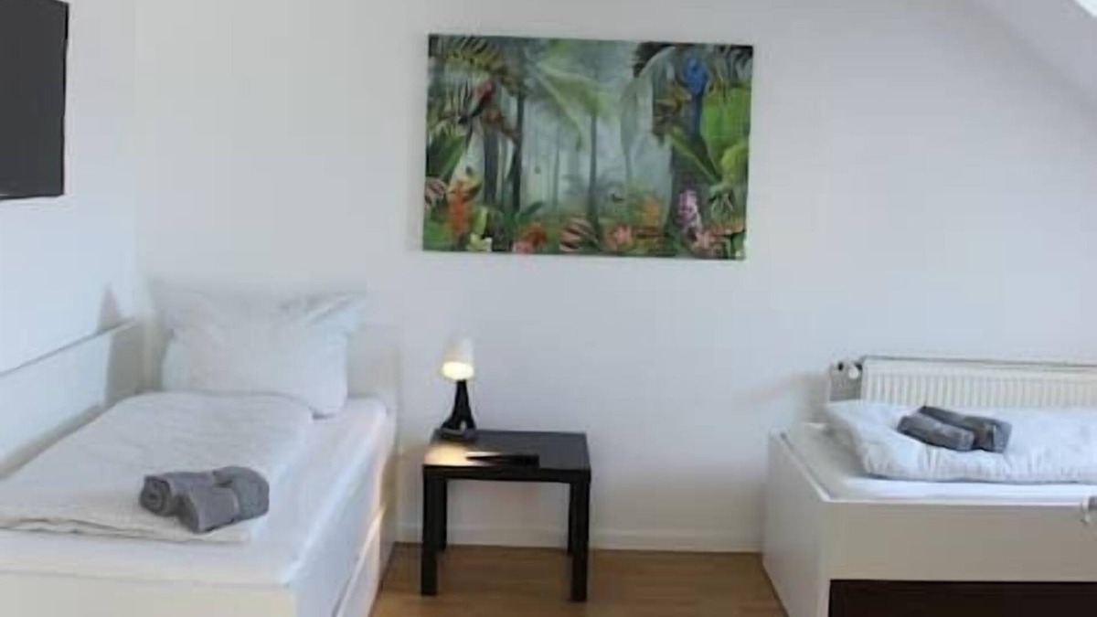 Wahnheide Apartment | HÖ01 large apartment with dryer and washing machine