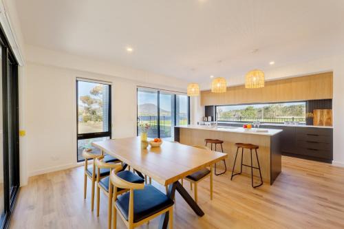 Austins Ferry House | Hobart Luxury Waterfront Retreat 4BR Award-Winning Stay