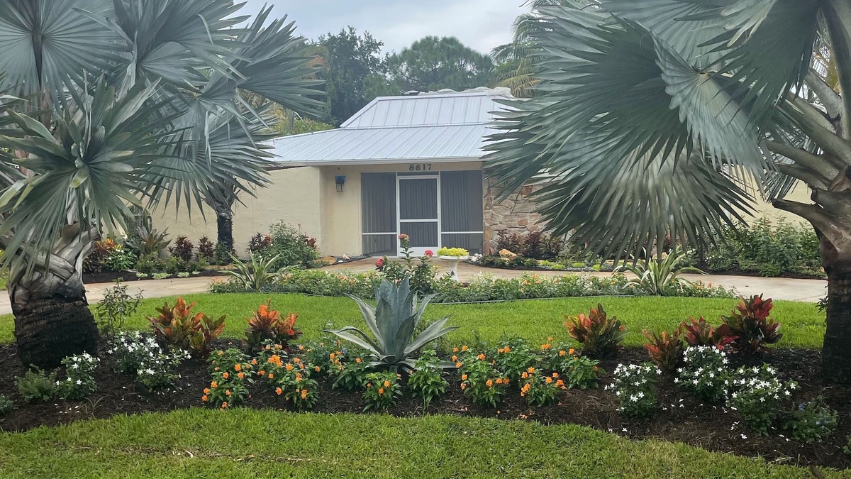 Hobe Sound House | Hobe sound 8 minutes away from the beach! Walk into Jonathan Dickinson park!