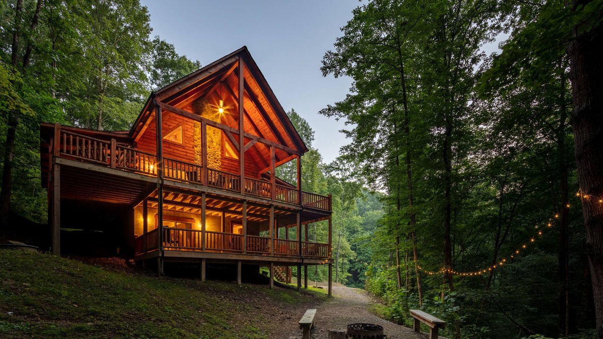 South Bloomingville Cabin | Hocking Hills Paradise! 🌿 Hot Tub ~ Near Caves ~ WiFi ~ Serene, Secluded 🌿
