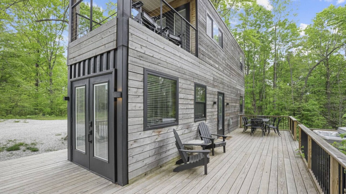 Logan Apartment | Hocking Hills: Hiltop Haven: The Double Stack