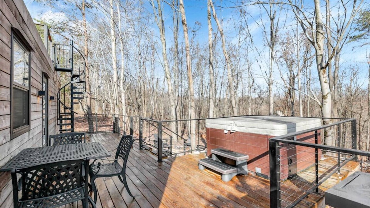Logan Apartment | Hocking Hills: Hiltop Haven: The Top Deck