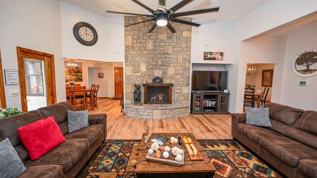 Rockbridge House | Hocking Hills Luxury-Mins to the caves & trails. HotTub. FirePit. Gameroom WiFi