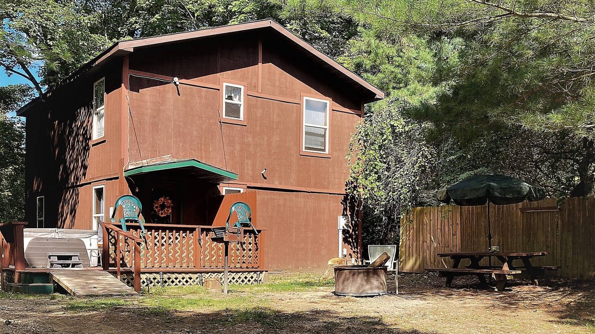 New Plymouth Cabin | Hocking Hills Serenity Chalet with Hot tub!