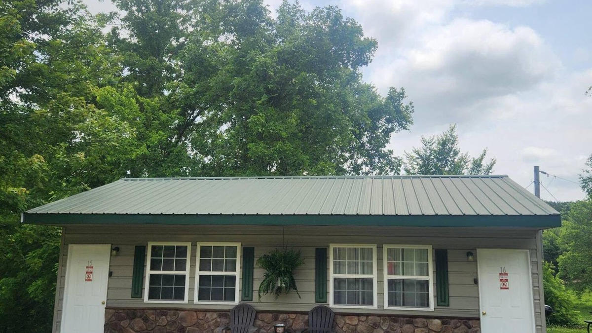 Eminence Cottage | Hogan's Hideout Duplex #15, Cozy, Private cottage!
