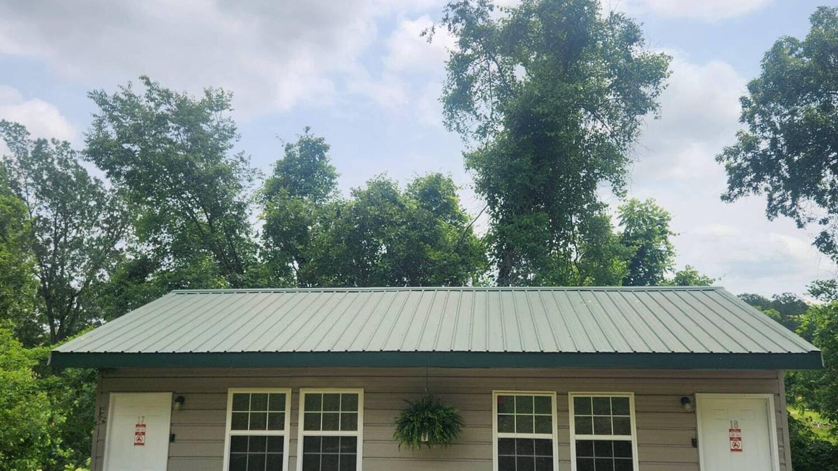 Eminence Cottage | Hogan's Hideout Duplex #17 is a cozy, private Cottage