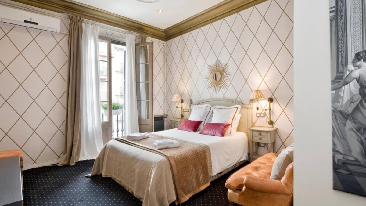 Dreta de l'Eixample Apartment | HoHomes Centric Entire Barcelonian Flat