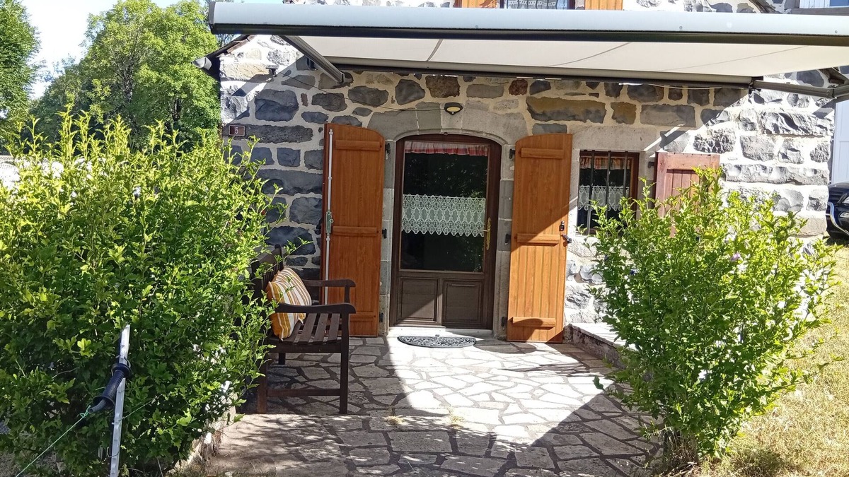 Saint-Martin-sous-Vigouroux House | Holiday Home 'Cantalou'