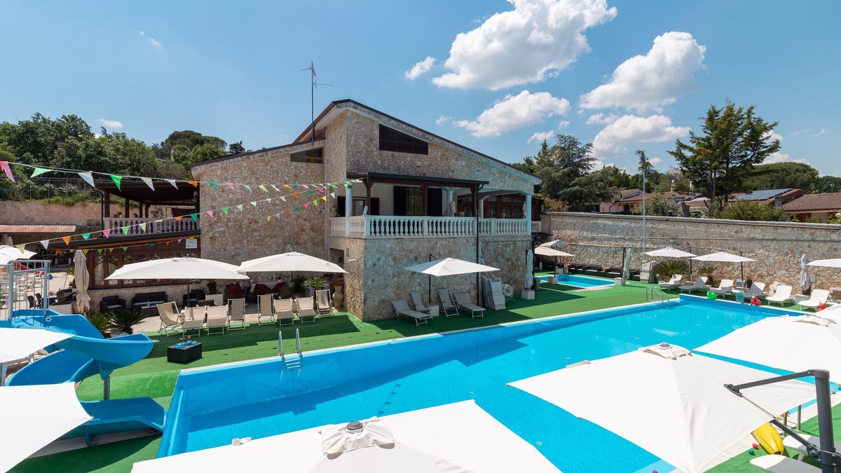 Cassano delle Murge House | Holiday Home "In Villa sulla Murgia Tre" with Shared Pool & Wi-Fi